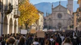 Pinerolo, studenti e lavoratori in corteo per scuola, pace e futuro