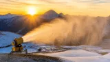 Sci, a Sestriere parte l’innevamento: aumenti degli skipass tra l’1 e il 10 per cento
